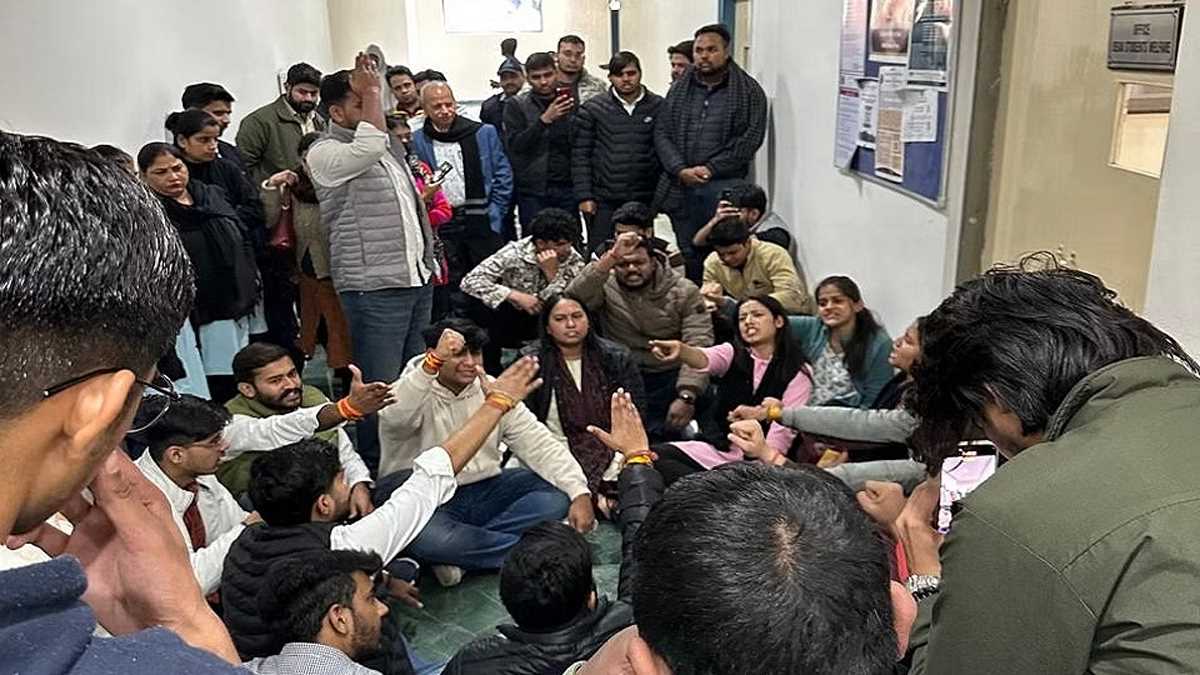 दिल्ली विश्वविद्यालय के डीन कार्यालय पर छात्रों ने जड़ा ताला